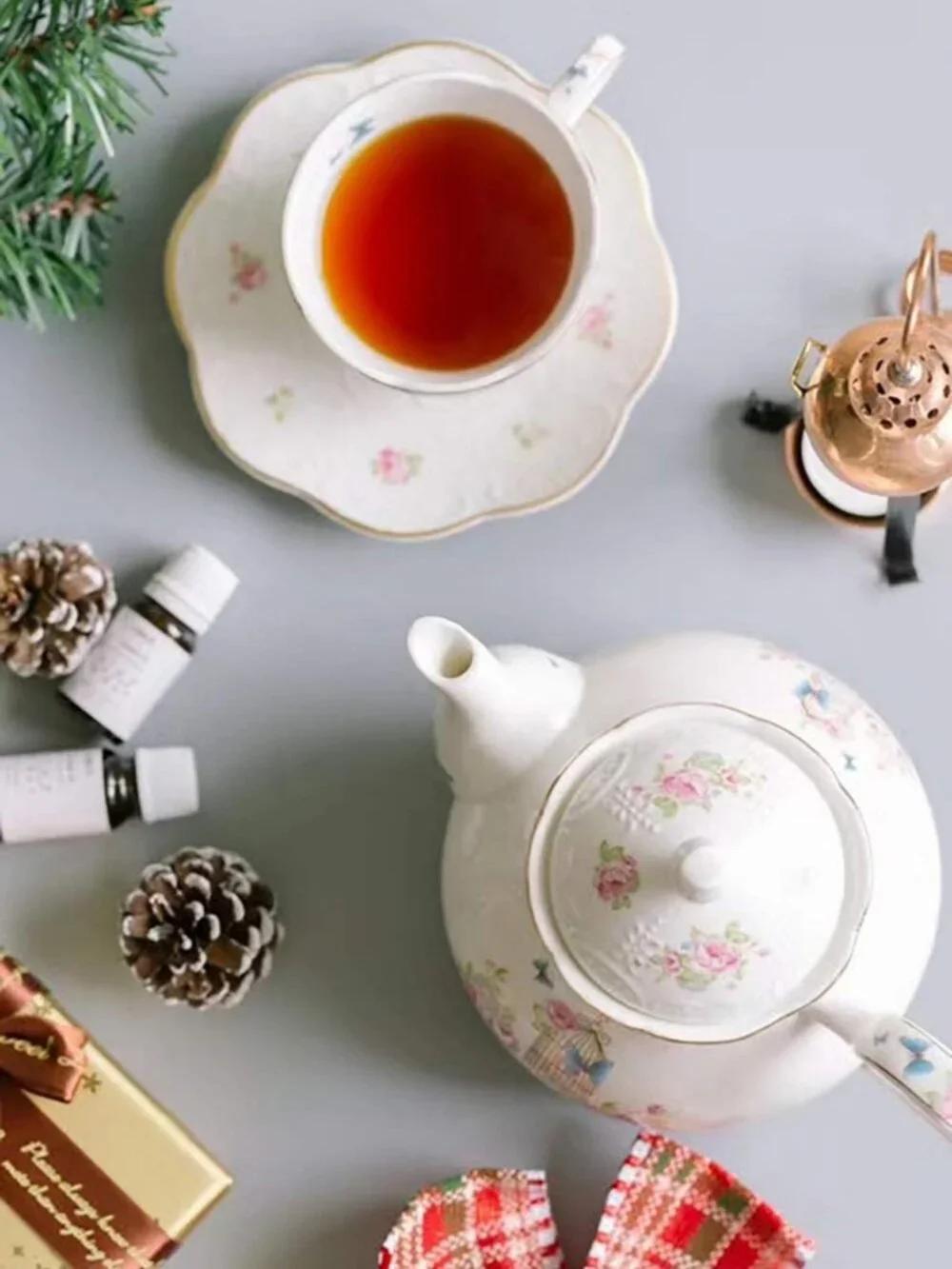 Elegant Porcelain Flower Tea Cup & Saucer Set - 6 Piece Dining Set